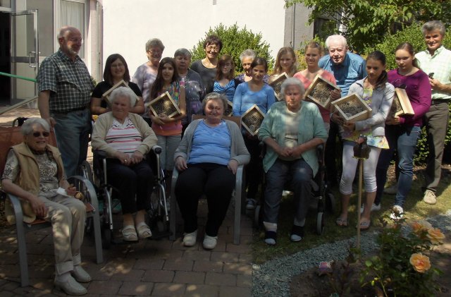 Jung und Alt fertigen gemeinsam Insektenhotels Jung und Alt fertigen gemeinsam Insektenhotels