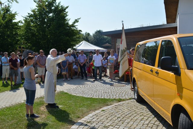 Weihe des neuen Vereinsbuses der DJK Ehenfeld-Massenricht Weihe des neuen Vereinsbuses der DJK Ehenfeld-Massenricht