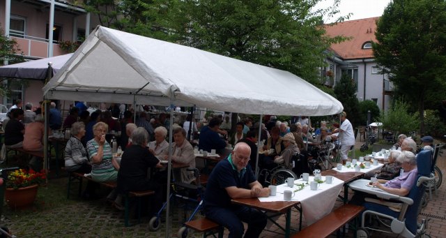 Geselliges Sommerfest gefeiert Geselliges Sommerfest gefeiert
