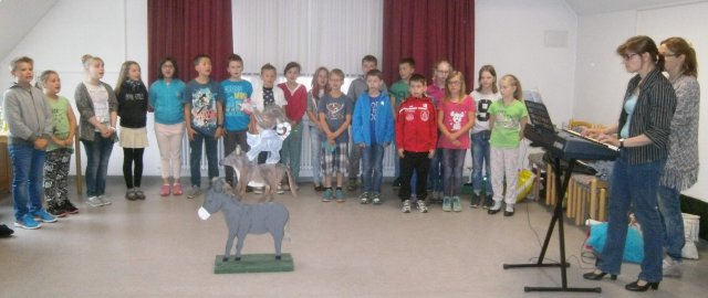 Viertklässler unterhalten Senioren mit Märchen Viertklässler unterhalten Senioren mit Märchen