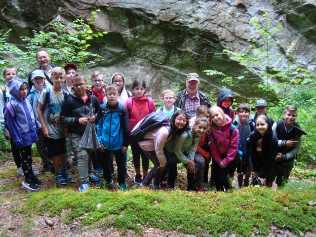 4. Klasse der GS Hirschau erkundete mit Josef Kohl den Steinbruch am Mühlberg 4. Klasse der GS Hirschau erkundete mit Josef Kohl den Steinbruch am Mühlberg