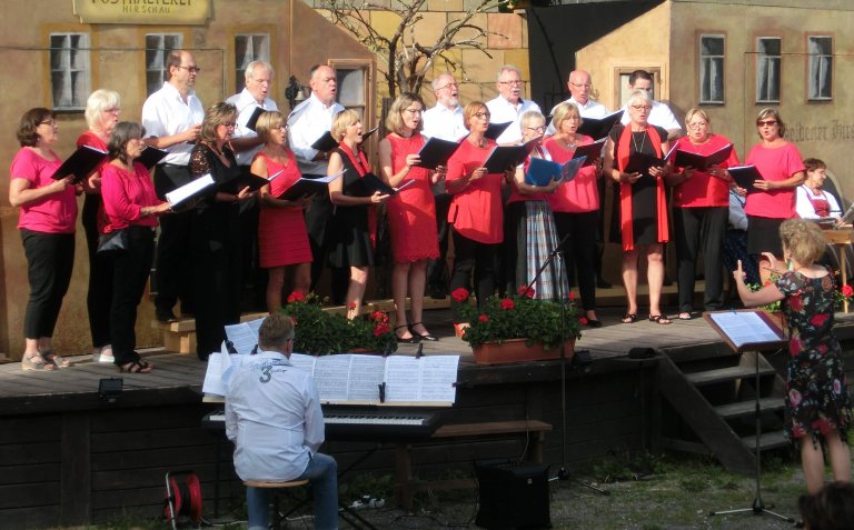 Gemischter Chor lädt zur Mittsommerserenade in den Schlosshof Gemischter Chor lädt zur Mittsommerserenade in den Schlosshof