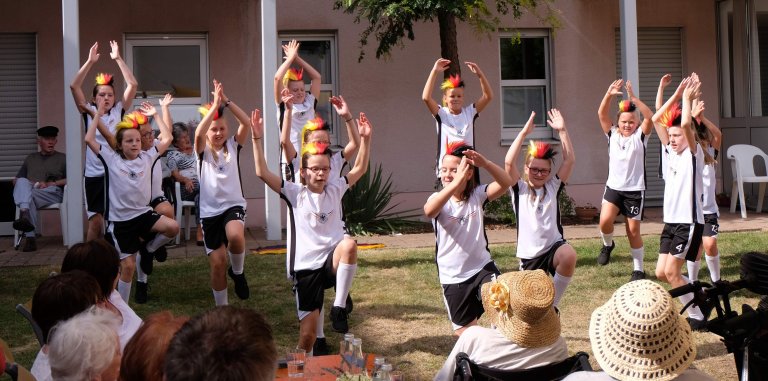 Frohsinn Trumpf beim Sommerfest des St. Barbara-Seniorenheims Frohsinn Trumpf beim Sommerfest des St. Barbara-Seniorenheims