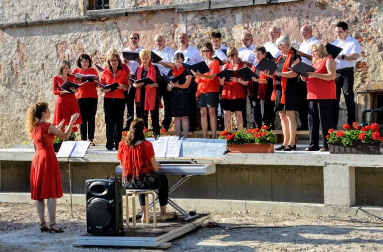 Bei Mittsommerserenade bunten Strauß von Melodien gebunden Bei Mittsommerserenade bunten Strauß von Melodien gebunden