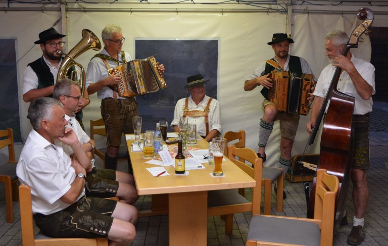 Sitzweil im Festzelt am Gemeinschaftshaus Sitzweil im Festzelt am Gemeinschaftshaus