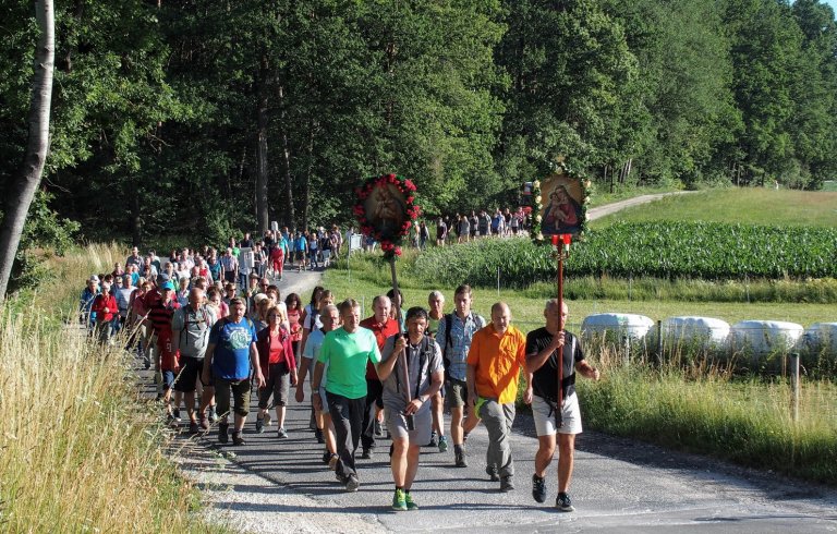 Fußwallfahrt der Pfarreiengemeinschaft Hirschau-Ehenfeld nach Amberg Fußwallfahrt der Pfarreiengemeinschaft Hirschau-Ehenfeld nach Amberg
