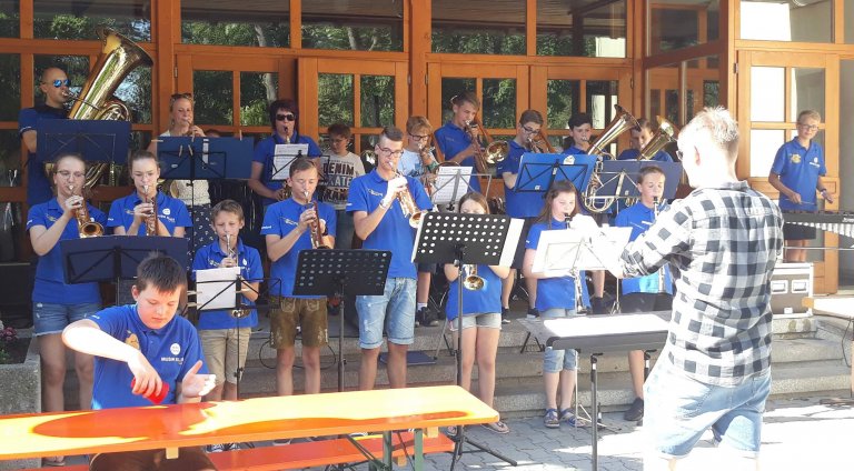 Jura-Gartenfest – Familienfeier von Menschen mit und ohne Behinderung Jura-Gartenfest – Familienfeier von Menschen mit und ohne Behinderung