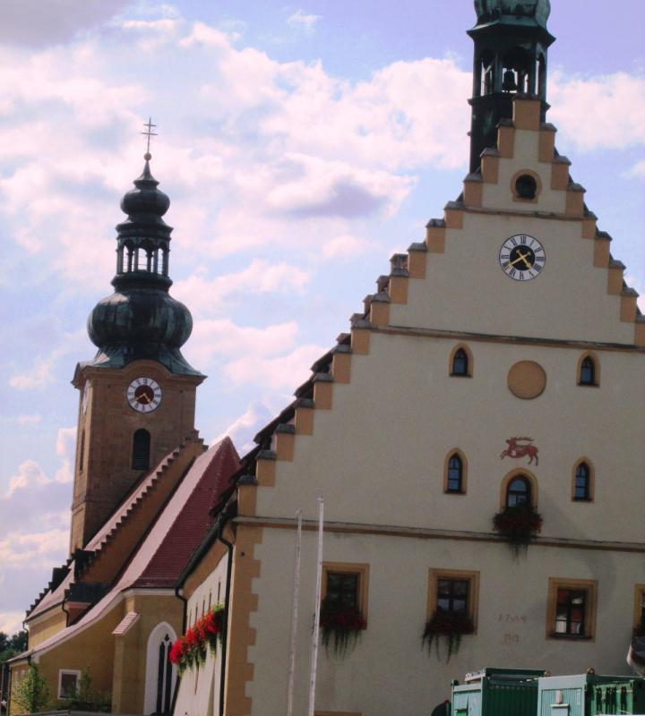 Historisches Rathaus und kath. Kirche (Verbindungsweg)